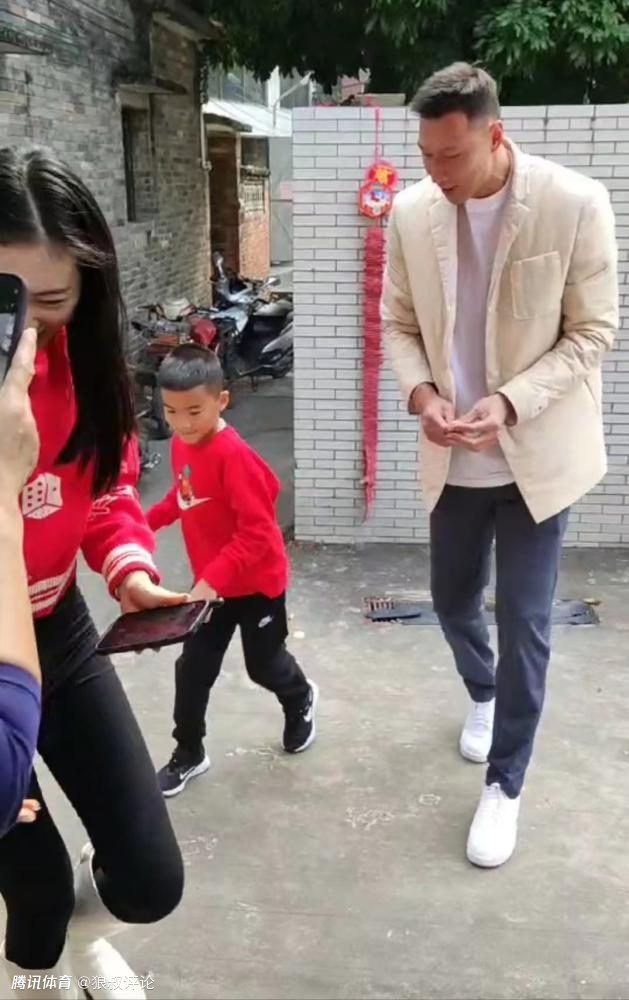 虽然阿巴斯最后用影像消解了故事，但我们仍可以从明媚的阳光、色彩斑斓的鲜花、绿色的原野感受到现实中的生活是多么美好，生命是多么多彩。